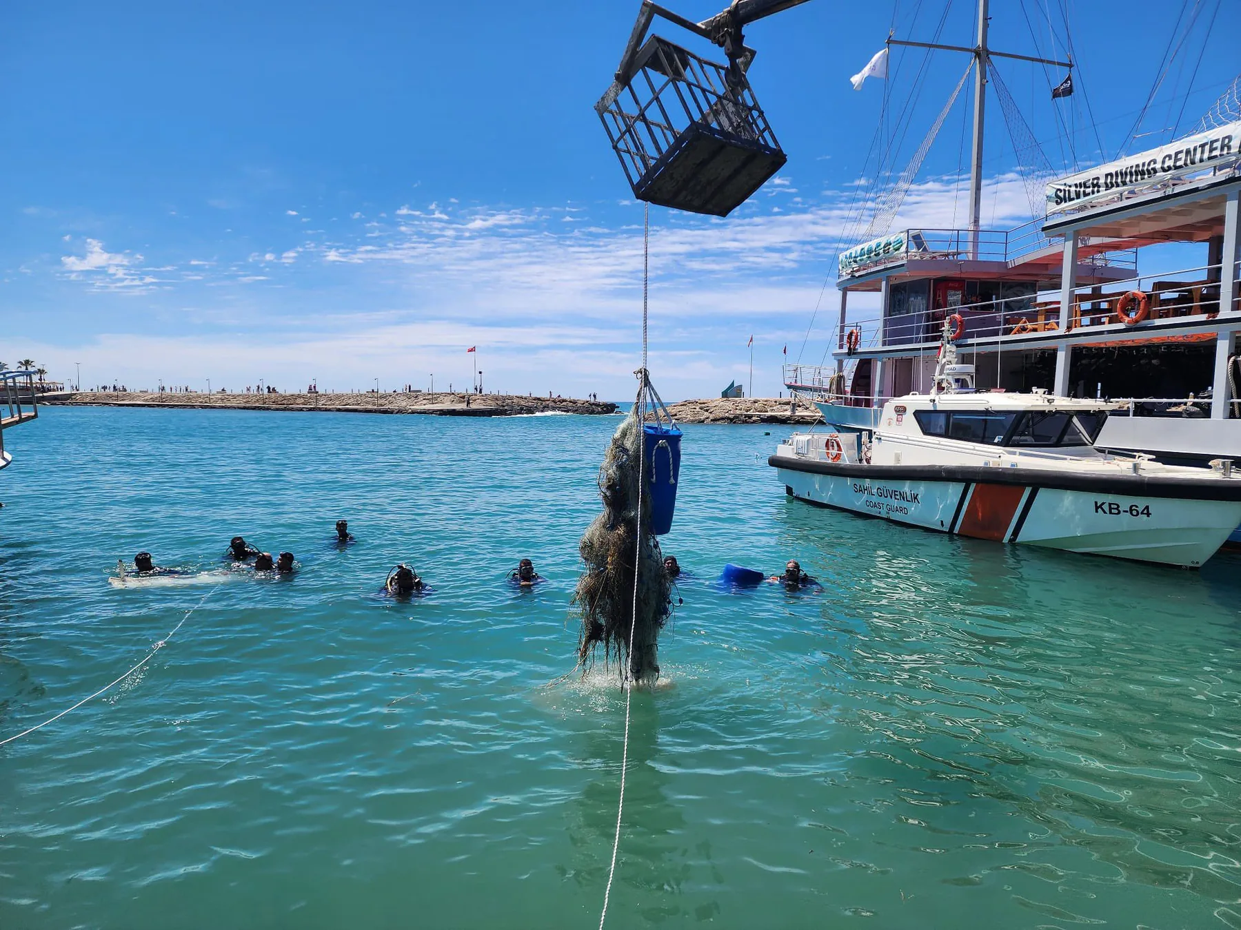 Dalgıçlar deniz tabanında atık topluyor